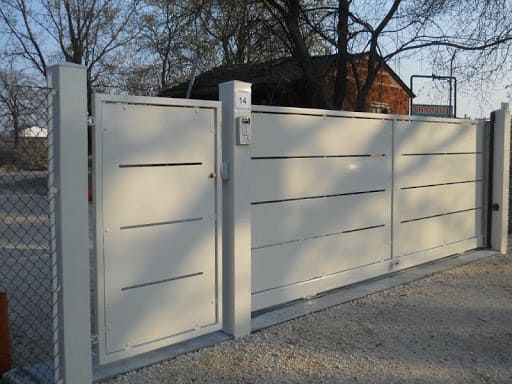 cancello lamiera con fessure bianco Inferriate Carpi + produzione ferro carpi